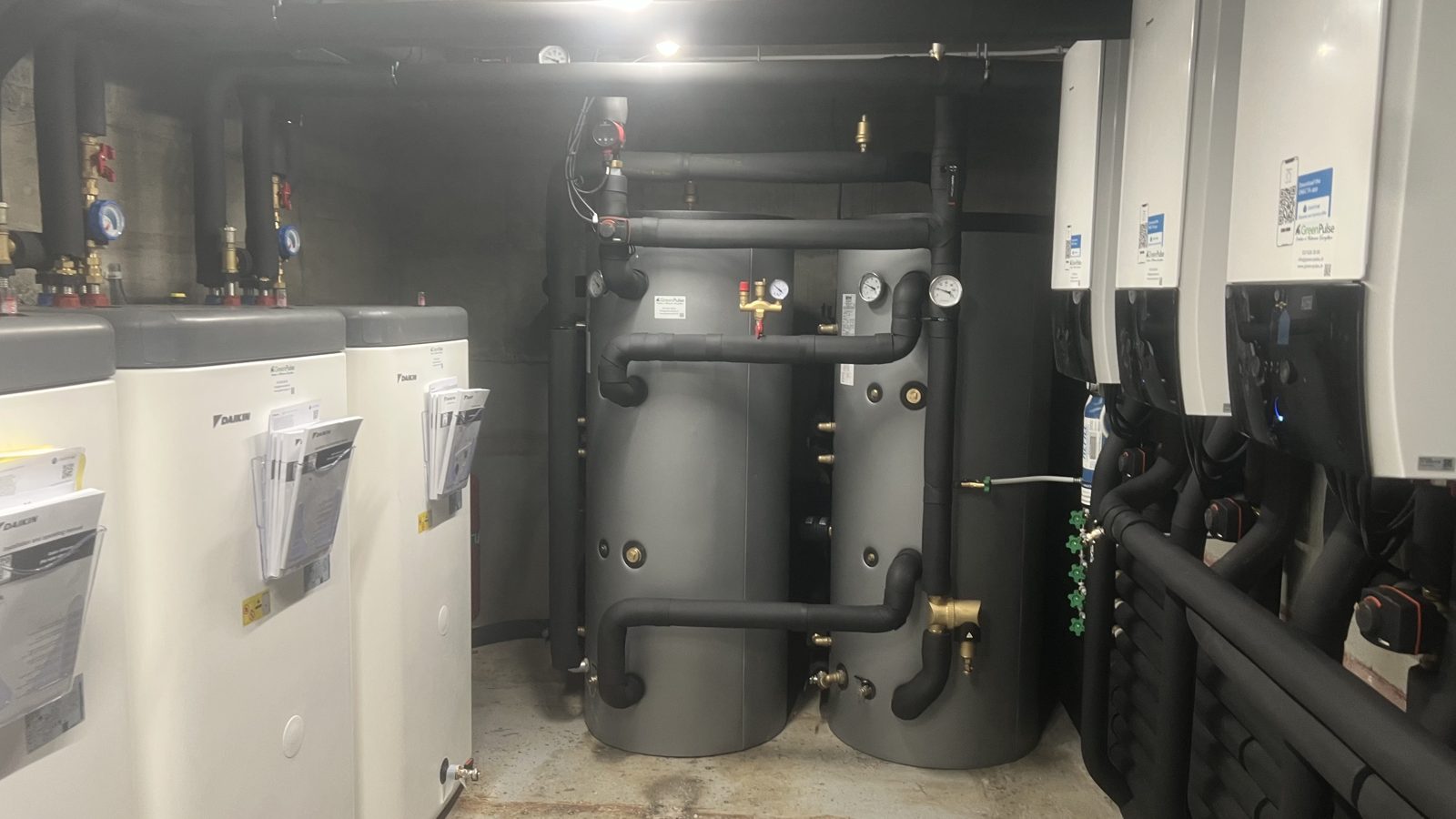 Deux accumulateurs d'eau chaude calorifugés installés par Green Pulse dans un local technique